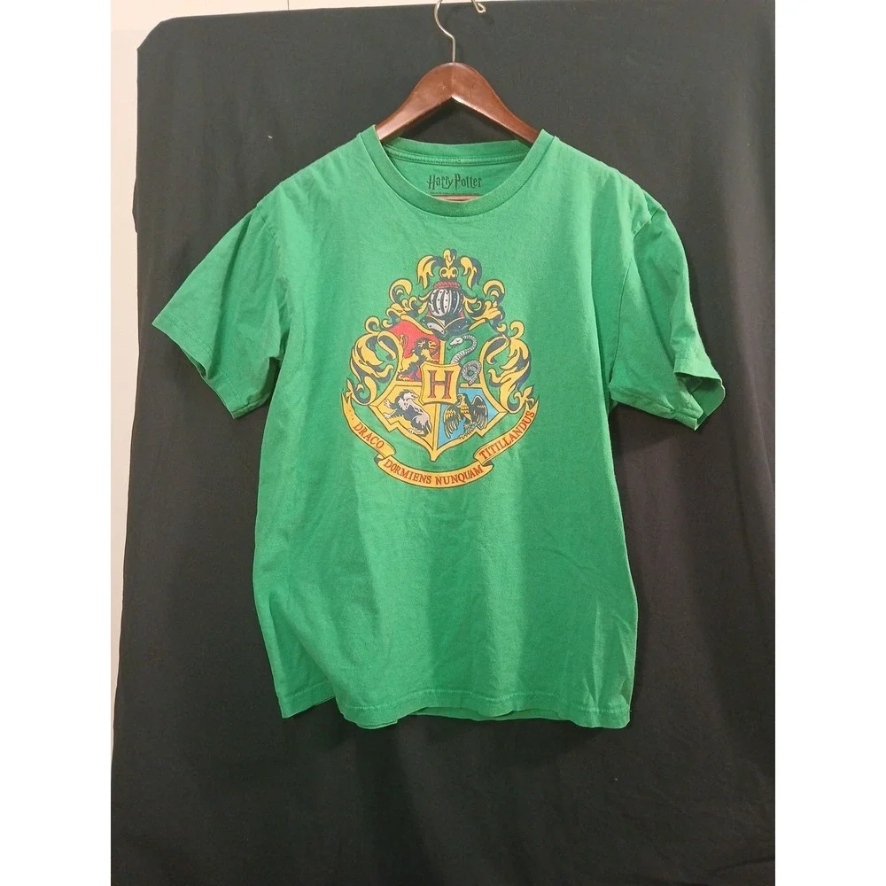 HARRY POTTER HOGWARTS‎ CREST GREEN SHIRT Size MEDIUM!!